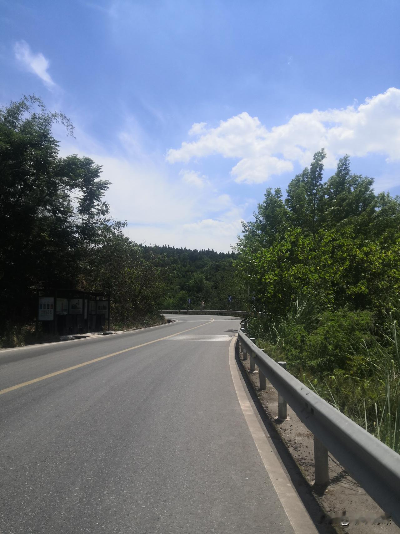 晚上乘凉，来谈谈天气
29日晚上没有事情闲聊，吹牛谈天气，中江县农村老家乘凉，刚
