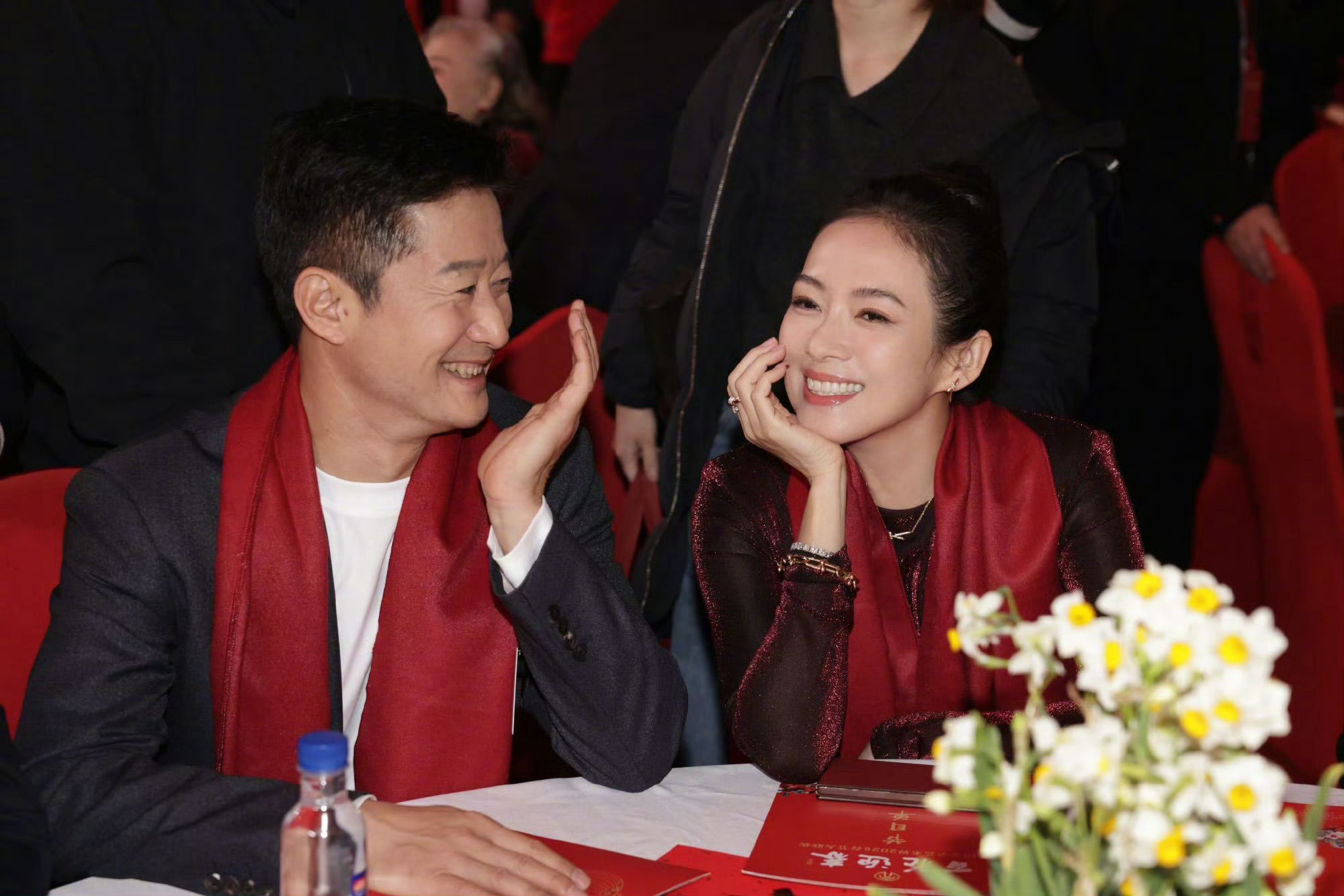 章子怡体制内姐感章子怡参加中国文联全委会时的素雅造型受到关注。她身着白色上衣，佩