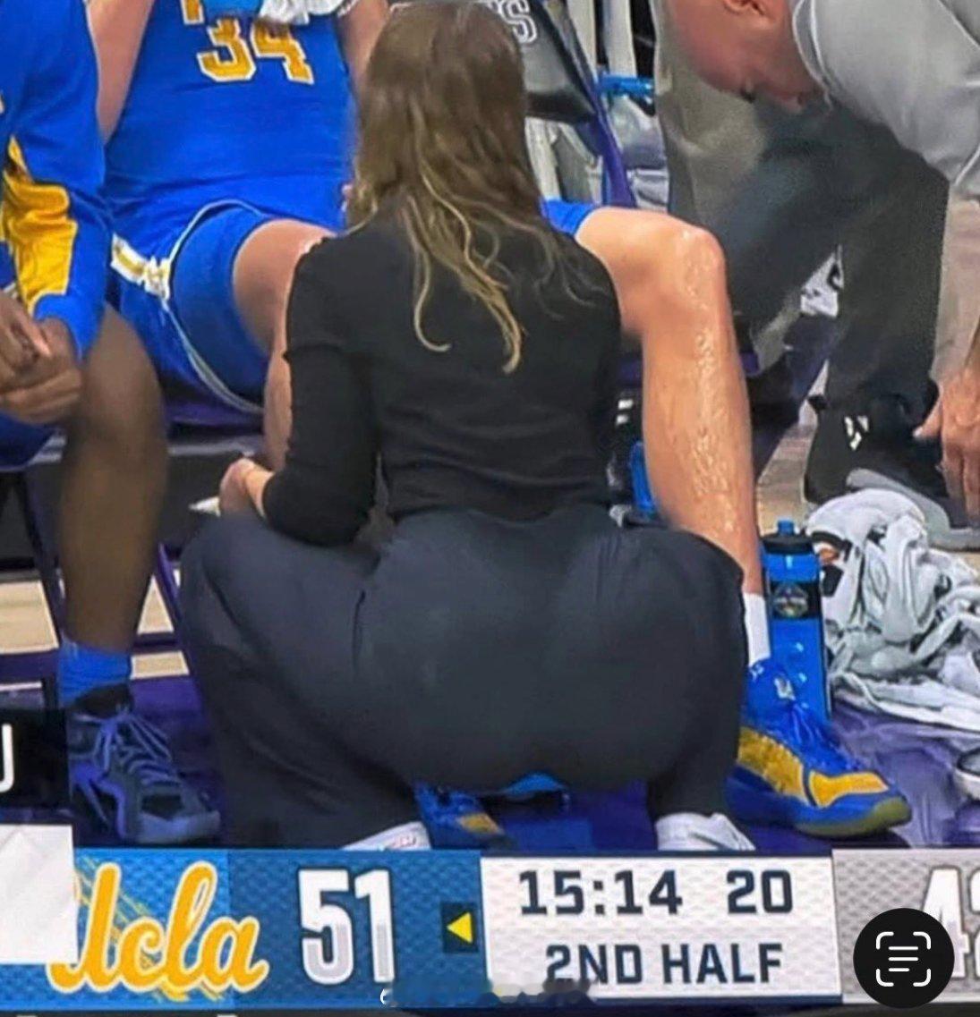 UCLA训练师Alexa Blatt因为在场边为一名受伤球员处理伤情被转播镜头拍