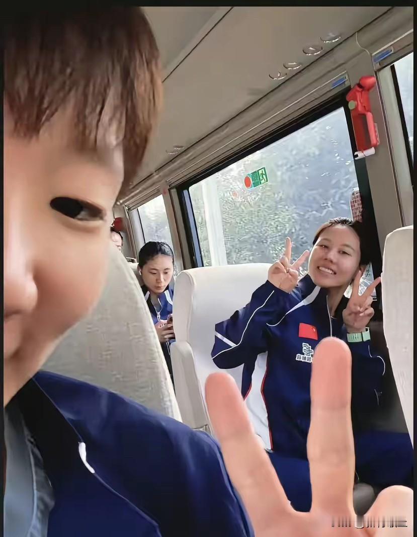 原来曼昱说自拍技术不咋样的时候，同同和陈熠就站在旁边，终于知道为什么曼昱这次会说