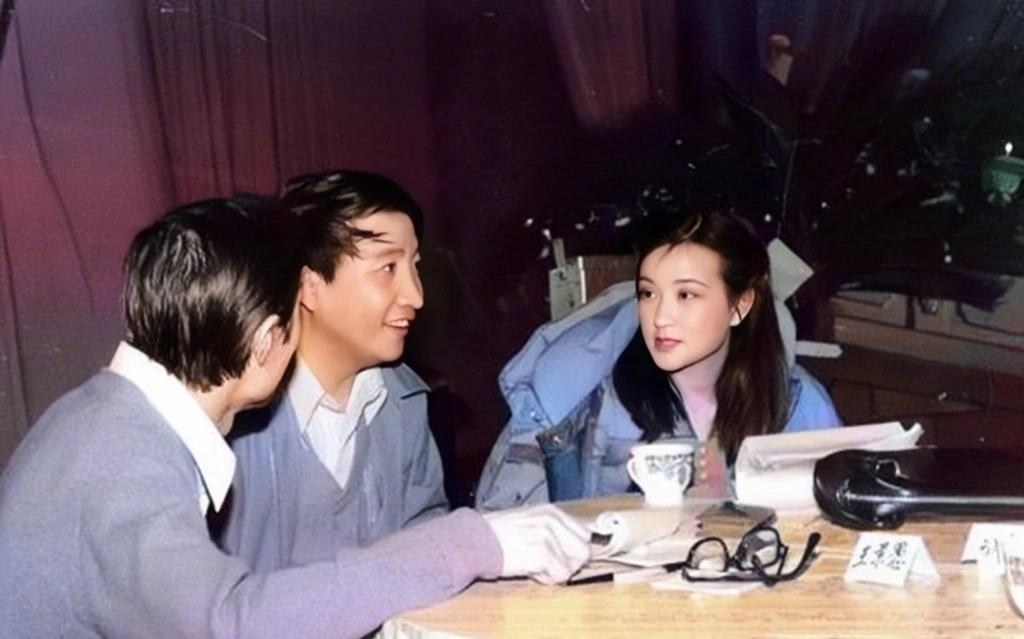 1983年第一届春节联欢晚会，年轻的刘晓庆、姜昆和王景愚。那个年代的明星给人的感