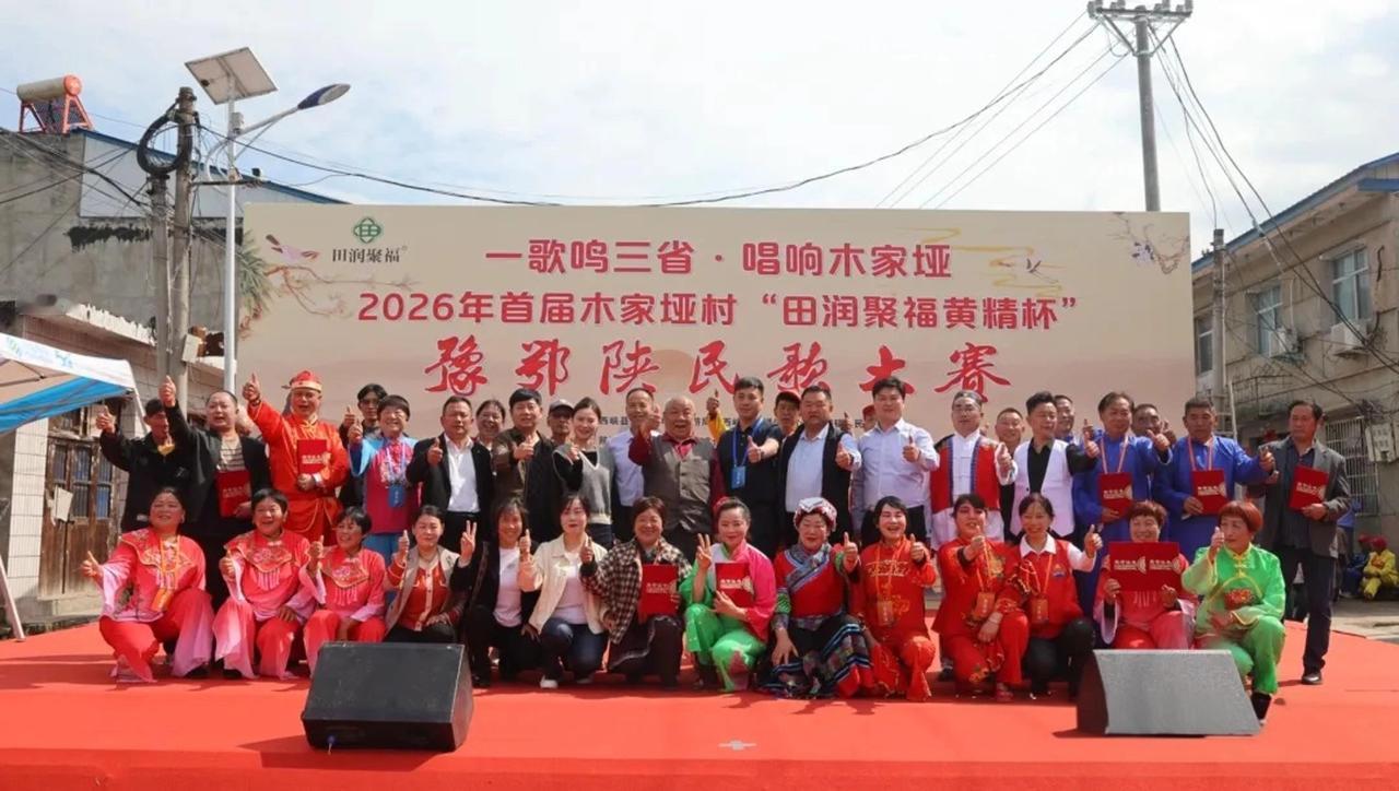 那天我开车沿着西峡西坪镇的盘山公路走，导航突然提示"您已进入湖北省"——再往前5