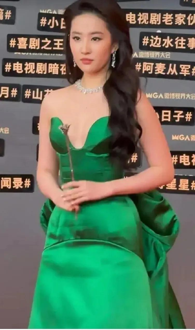 她俩有一个输在表情上。走红毯，同样是绿色礼服，刘亦菲和高叶穿出两种不同感觉。刘亦