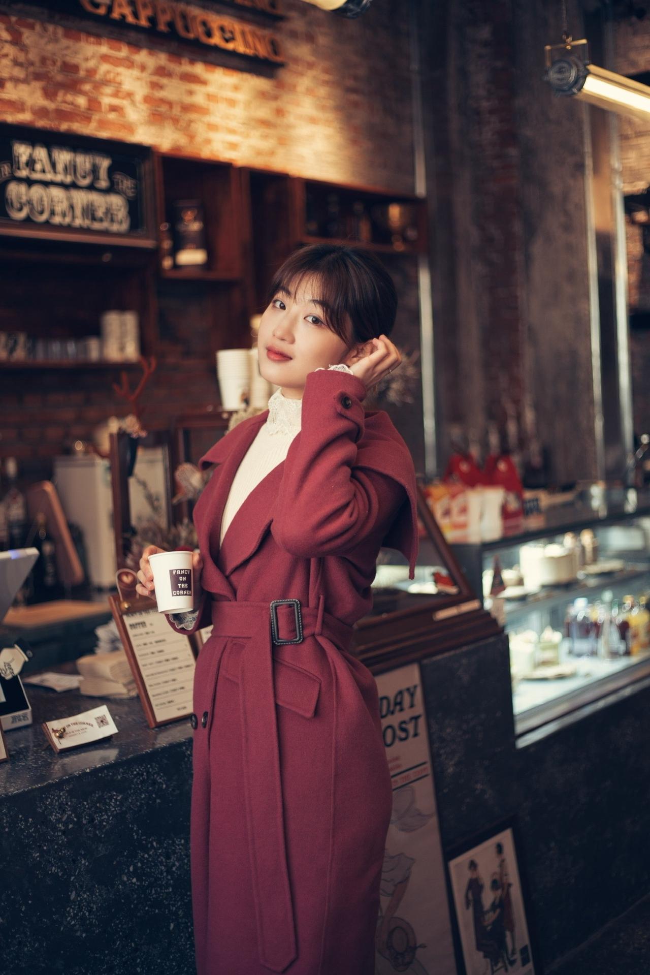 咖啡厅氛围感人像摄影，拍出故事感
走进咖啡厅的那一刻，其实你已经站在一个天然摄影