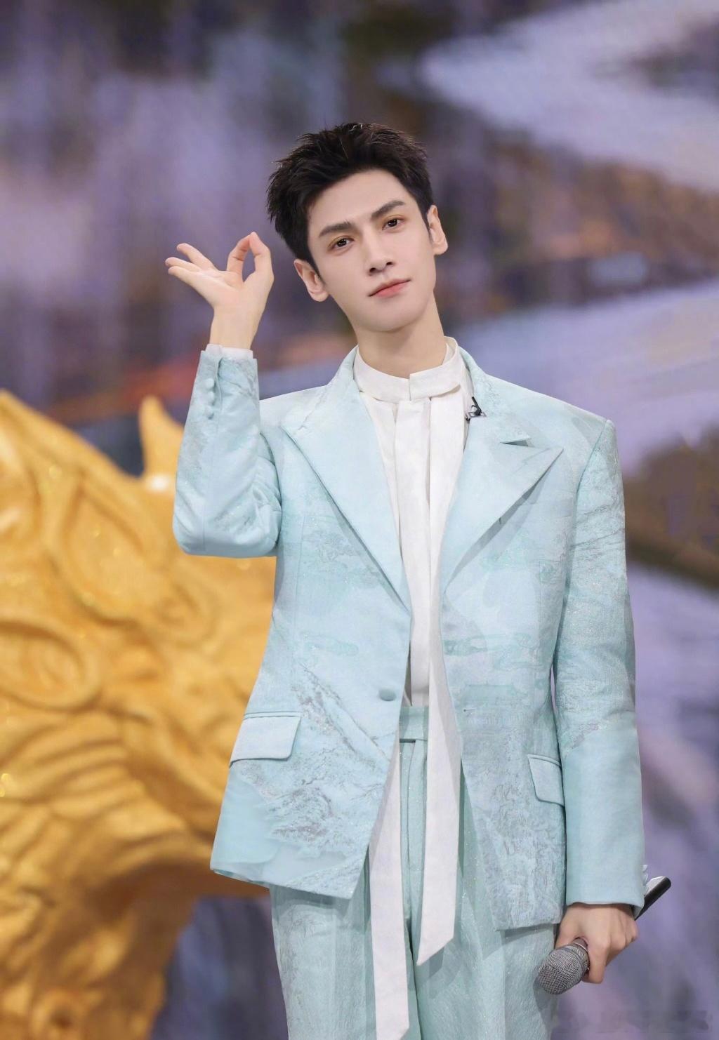 罗云熙官宣湖南卫视元宵喜乐会罗云熙微博于今日发布动态，宣布参与晚会，并邀请粉丝“