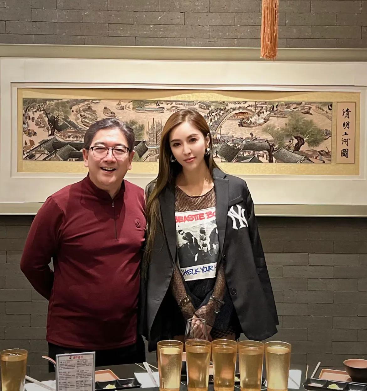 “央视名嘴”水均益在加拿大与富婆网友聚餐合影！一身深红色针织衫配眼镜，发福大肚腩