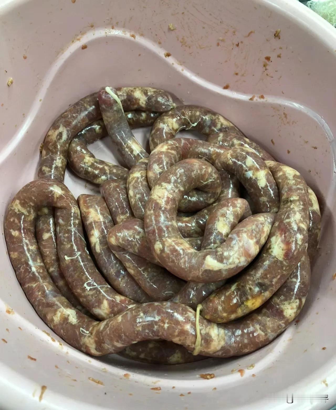 人生的第一次罐香肠，感觉已经有年味了！

【步骤】
第一，猪后腿肉去皮去筋，把瘦