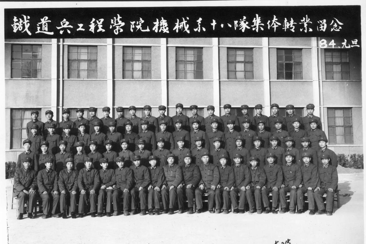 2025年8月1日，又是一年建军节。1981年9月，高考上了军校，穿上了军装，当
