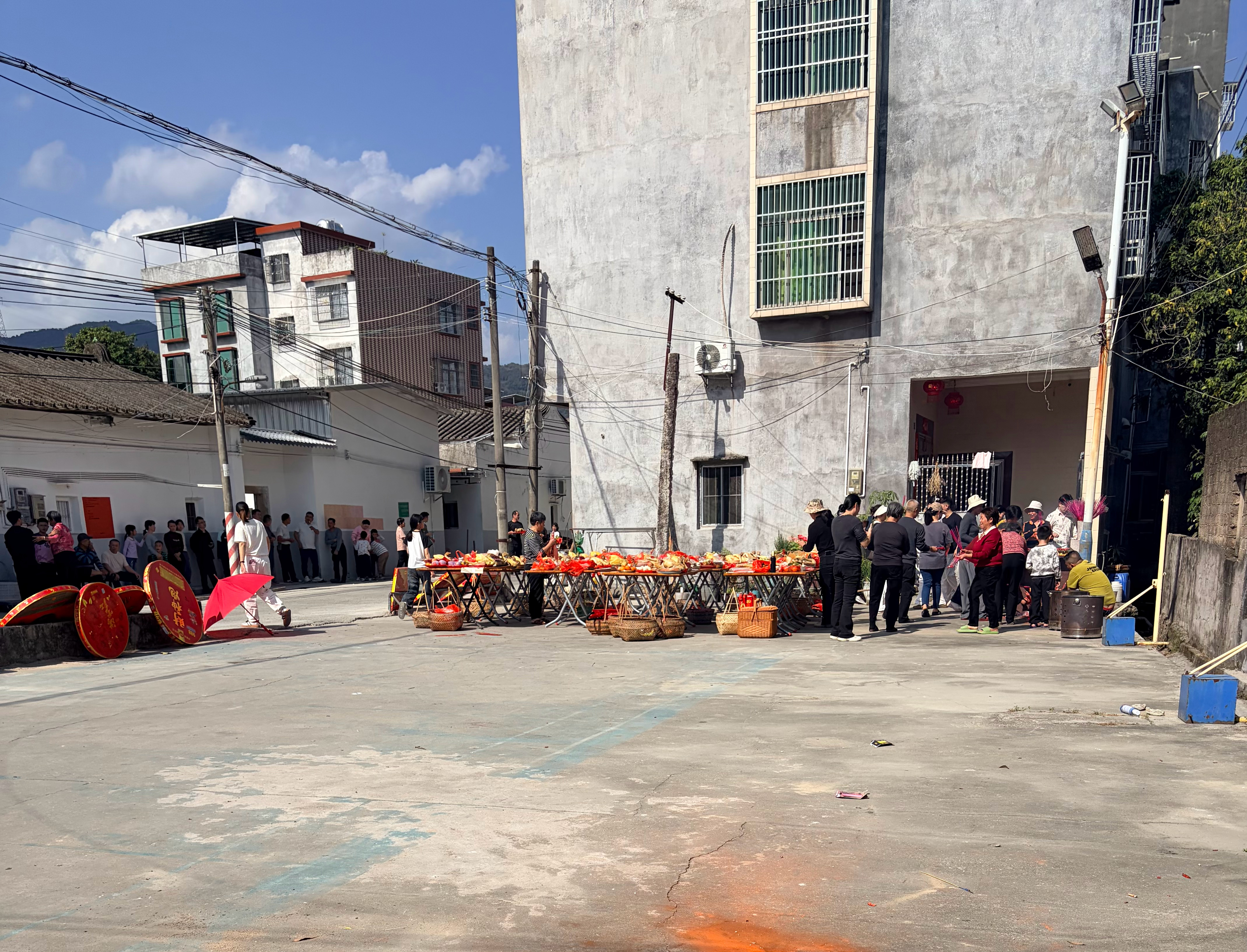 村里过年就是热闹啊，家家户户都出来了，准备打鞭炮了