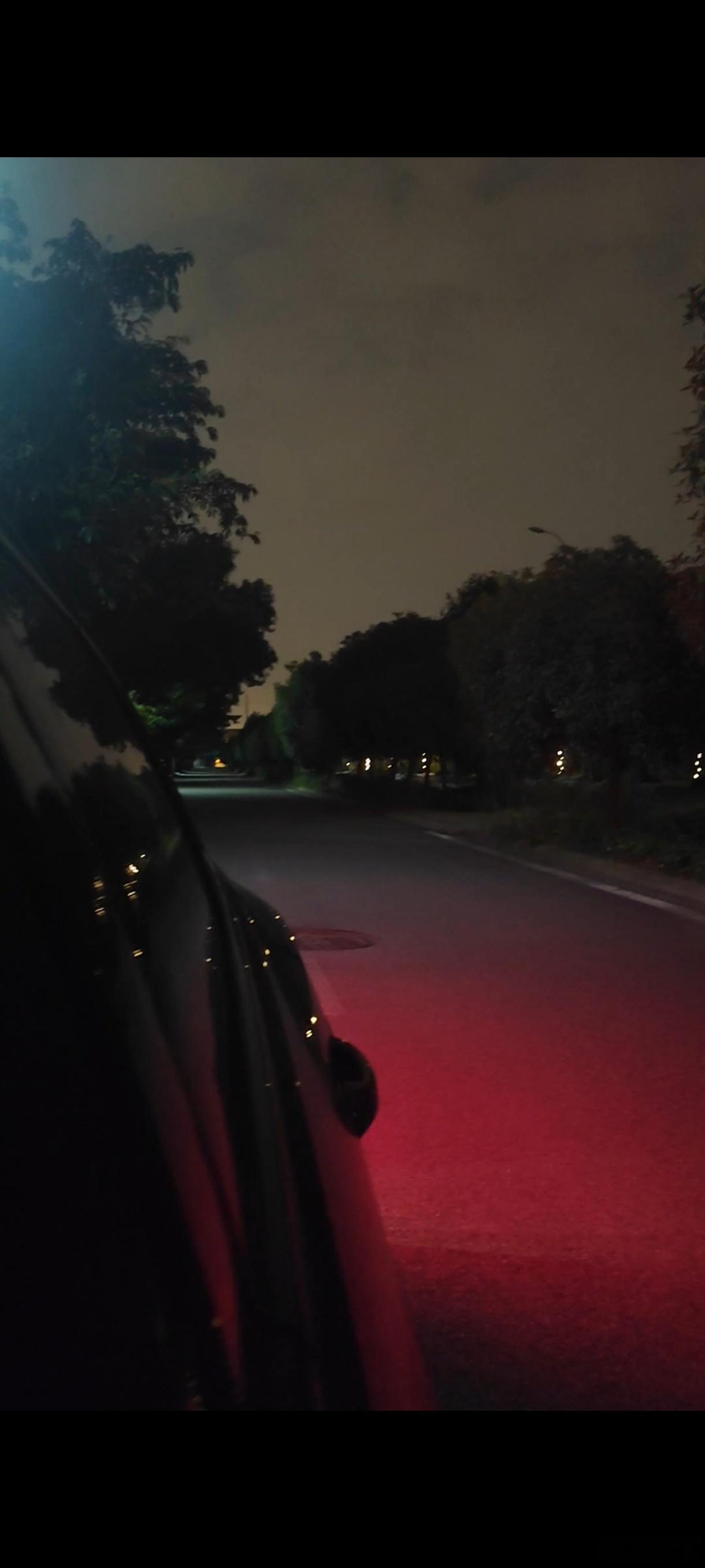 刚才开车去了一个偏僻的荒无人烟的地方。没有下车，拍下这张照片，一栋漂亮房子。我不