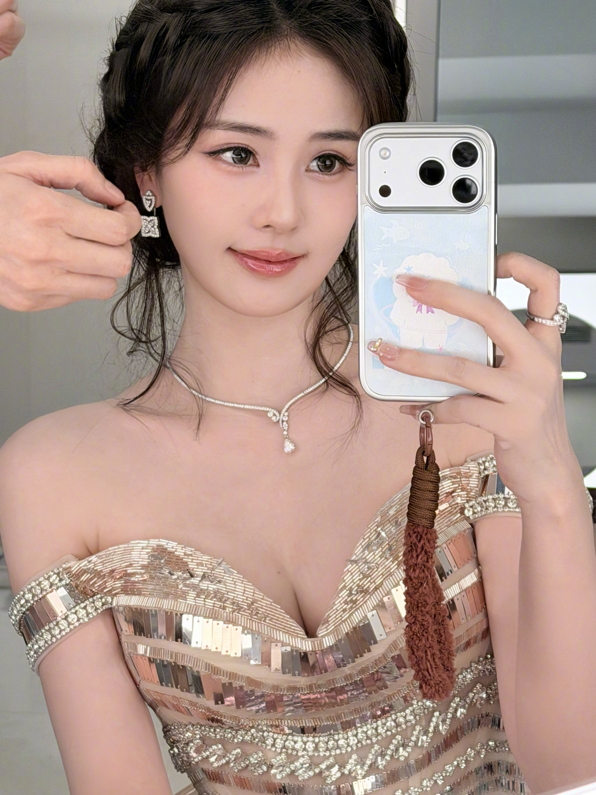 白鹿将出席电视剧品质盛典新年后第一个大型活动，又可以看到白鹿的红毯了，期待