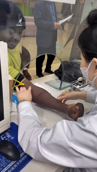 一名黑人小哥来到医院做抽血化验检查。
这多少有点太难为护士小姐姐了？
不过好在护