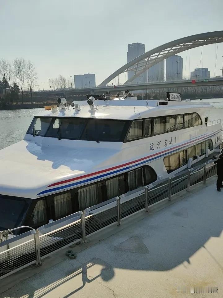 扬州大运河畔运河名城1游船