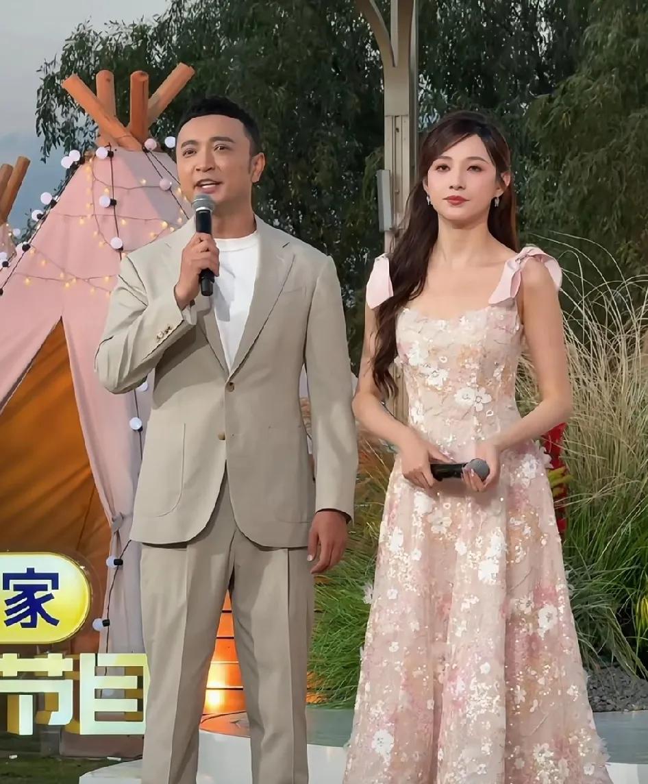 [微风][微风]央视主持人尼格买提和马凡舒主持庆祝：五.四青年节！
尼格买提新疆