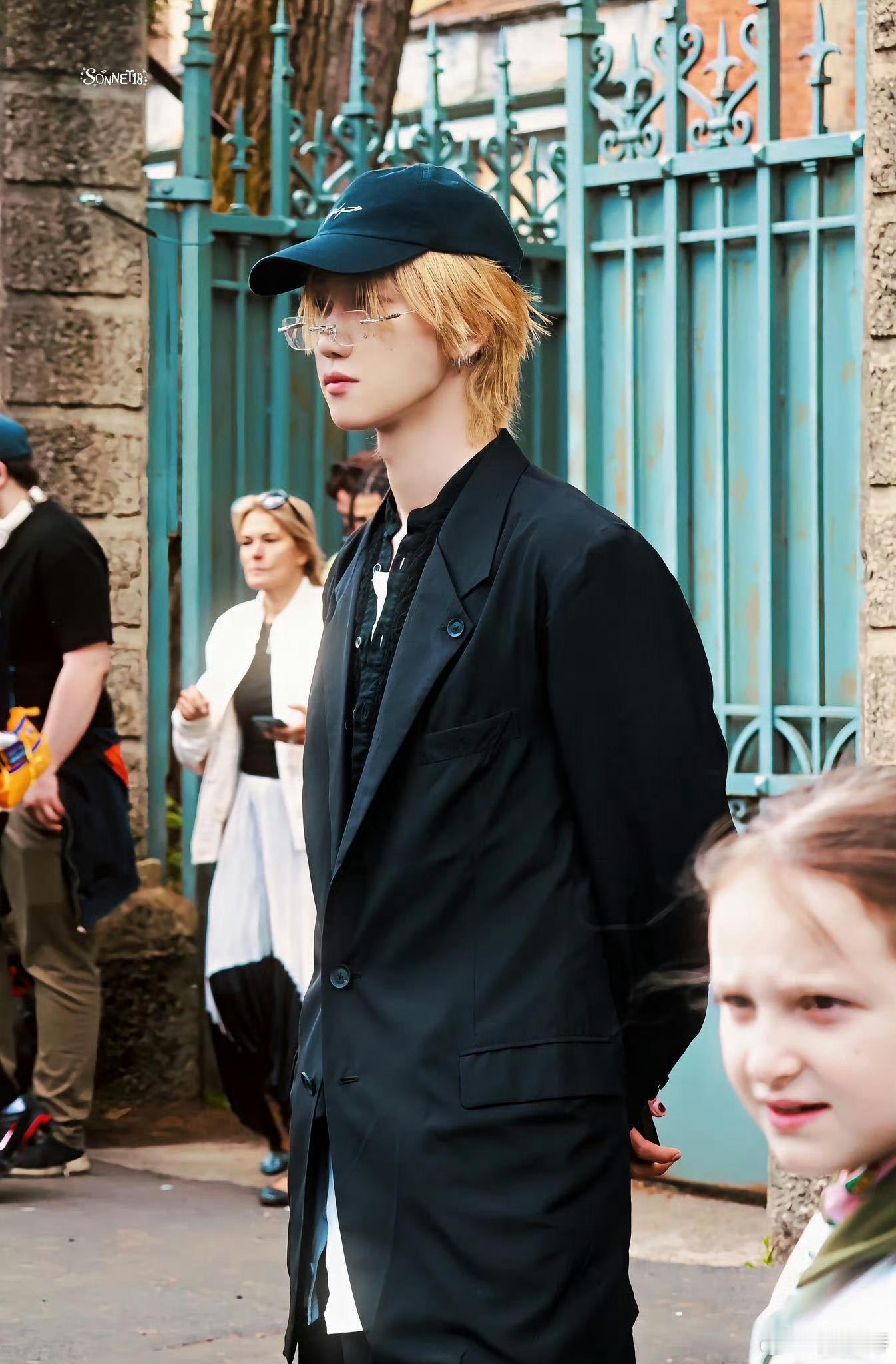 徐明浩有自己四月的漂流春日限定温柔属于徐明浩，新歌循环不停满是治愈感。跨国奔赴米