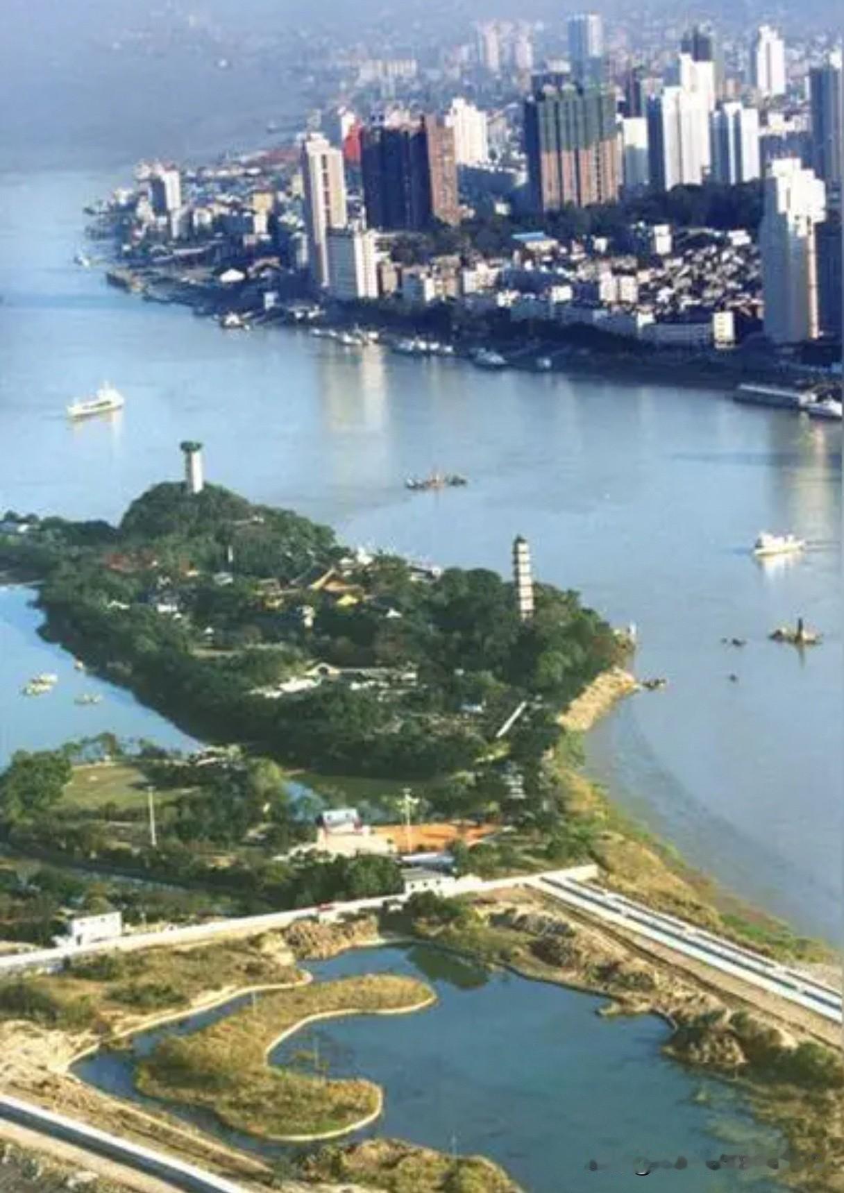首先，山清水秀、文化昌盛是浙江城市的显著特点，这方面以杭州为最，湖州、绍兴、金华