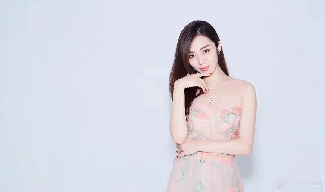 1. 王晓晨与俞灏明既没有在社交平台官宣恋情，私下也未曾向身边朋友透露，始终没有