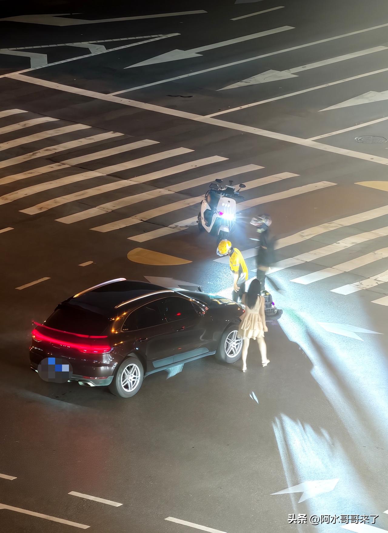命里有一劫，你希望是保时捷…这不保时捷就来了？

开保时捷的霸道女总裁爱上送外卖