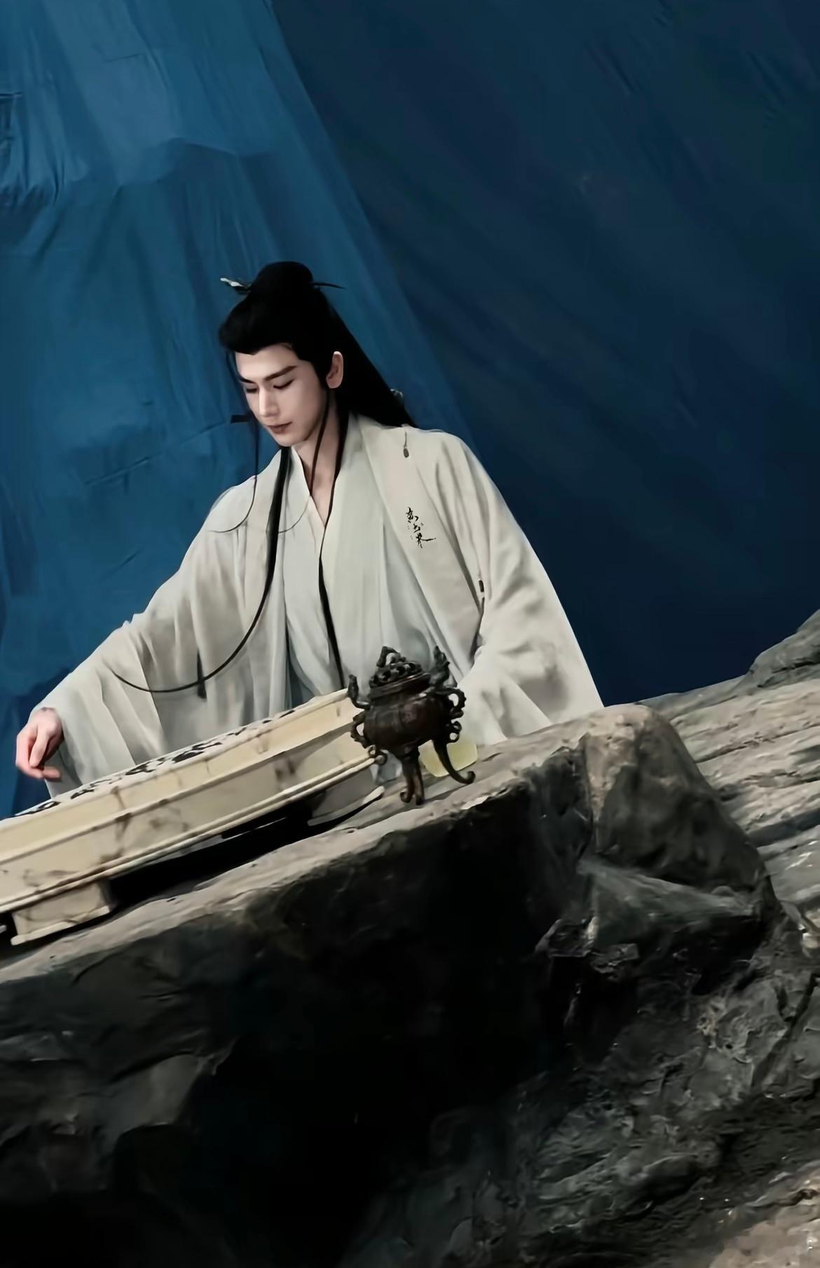 张凌赫的颜去拍仙侠真的会让我相信神仙存在！！内娱仙颜一实锤了。。张凌赫峨眉路透