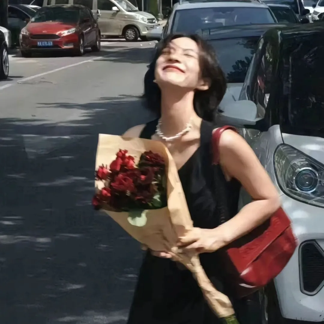 怎么经营一段婚姻？不是你送过多少贵重的礼物，而是是不是愿意在睡觉前，放...
