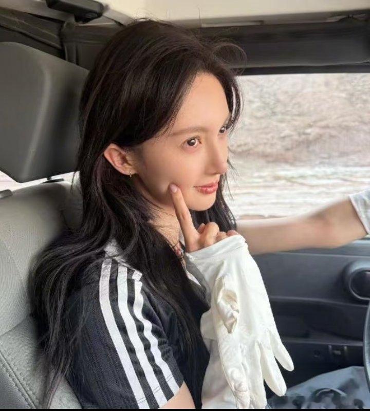 金晨肇事逃逸被罚1500元普通人逃逸处罚可比这重多了…公众人物更该敬畏规则。助理