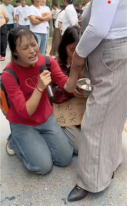 我只要听了伤感的歌，只要人家一唱，我们就会给你唱个妈妈的歌。别哭了阿姨。
忘不了
