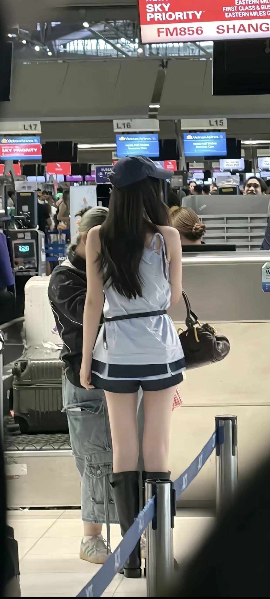 路人镜头下的女明欣感受到虞书欣169身高了