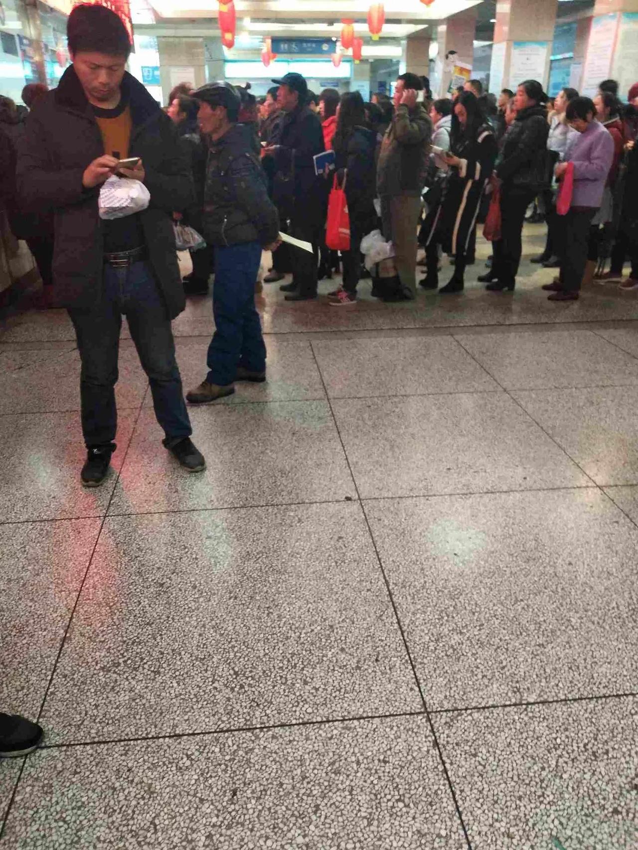 这个时代亏欠90后

生不逢时的一代人。
改革开放的时代红利是没机会的。
适婚年
