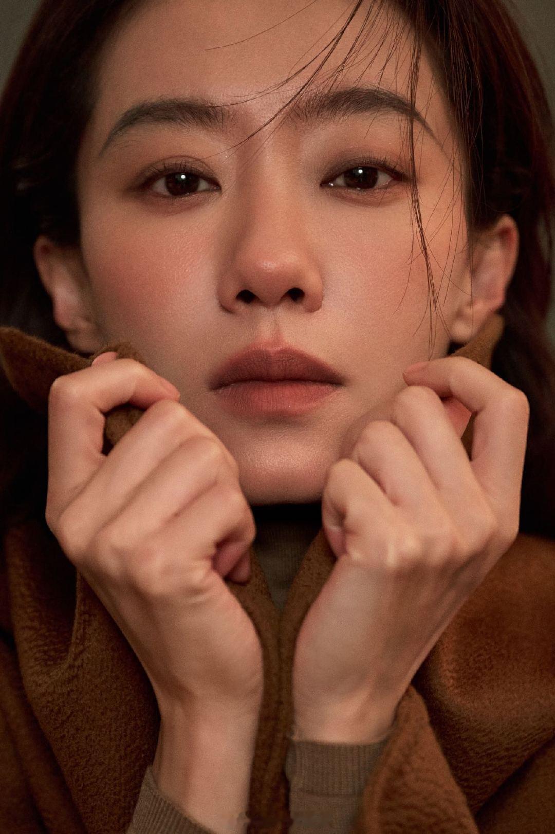 想躲进张小斐暖暖的大衣里 张小斐的气质好像总带着一层柔光，哪怕只是随意一站，也让