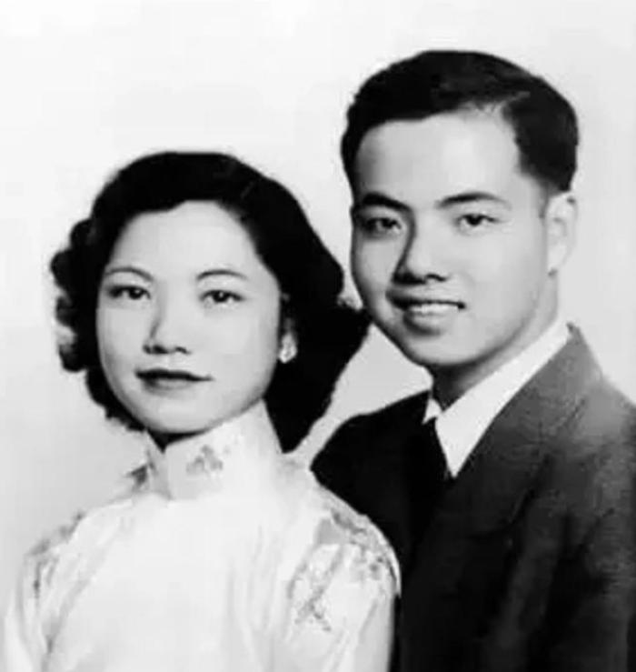 1948年圣诞前夕，22岁的科学家李政道，在芝加哥火车站等候朋友的表妹时，一个姑