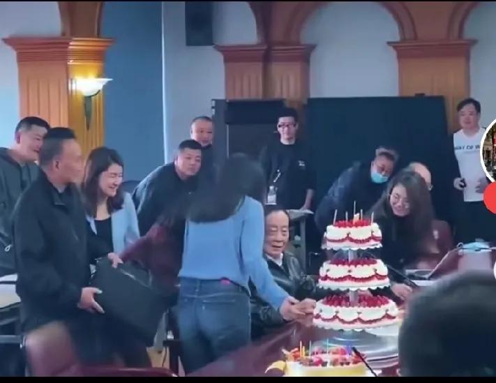 宗庆后老先生过生日的视频，有眼尖的网友发现他身边美女环伺，于是许多人就开始对其口