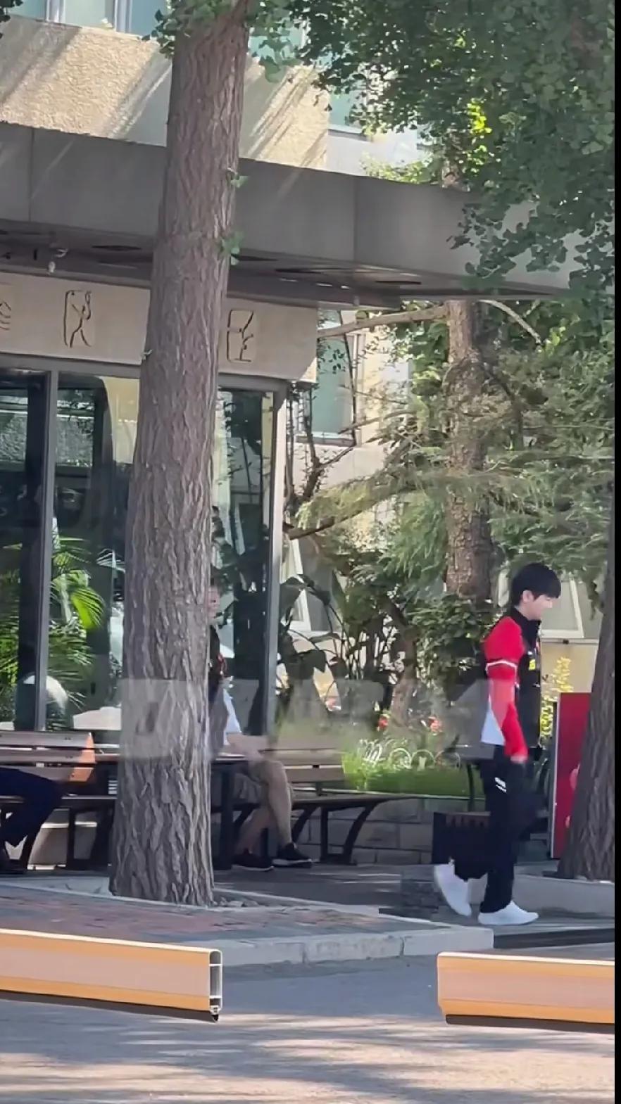 家人们谁懂啊！刷到国乒参加中国邮政活动的视频，王楚钦大清早边走边嘬雪糕，画面过于