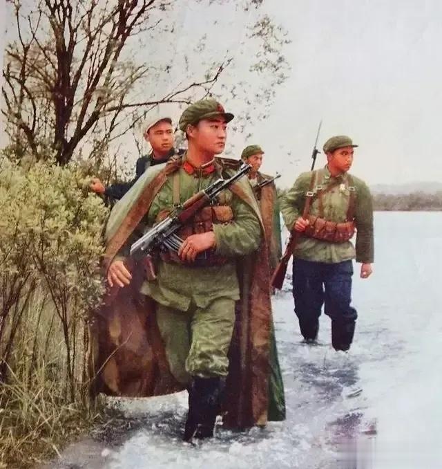 1969 年，中苏边境紧张战争一触即发，我驻珍宝岛边防部队踏冰巡逻，高度警惕苏联