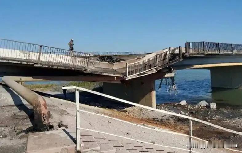 俄军炸桥翻车又翻盘？小炸弹撬动大战场
各位朋友，最近俄乌战场上有个大新闻，俄军终