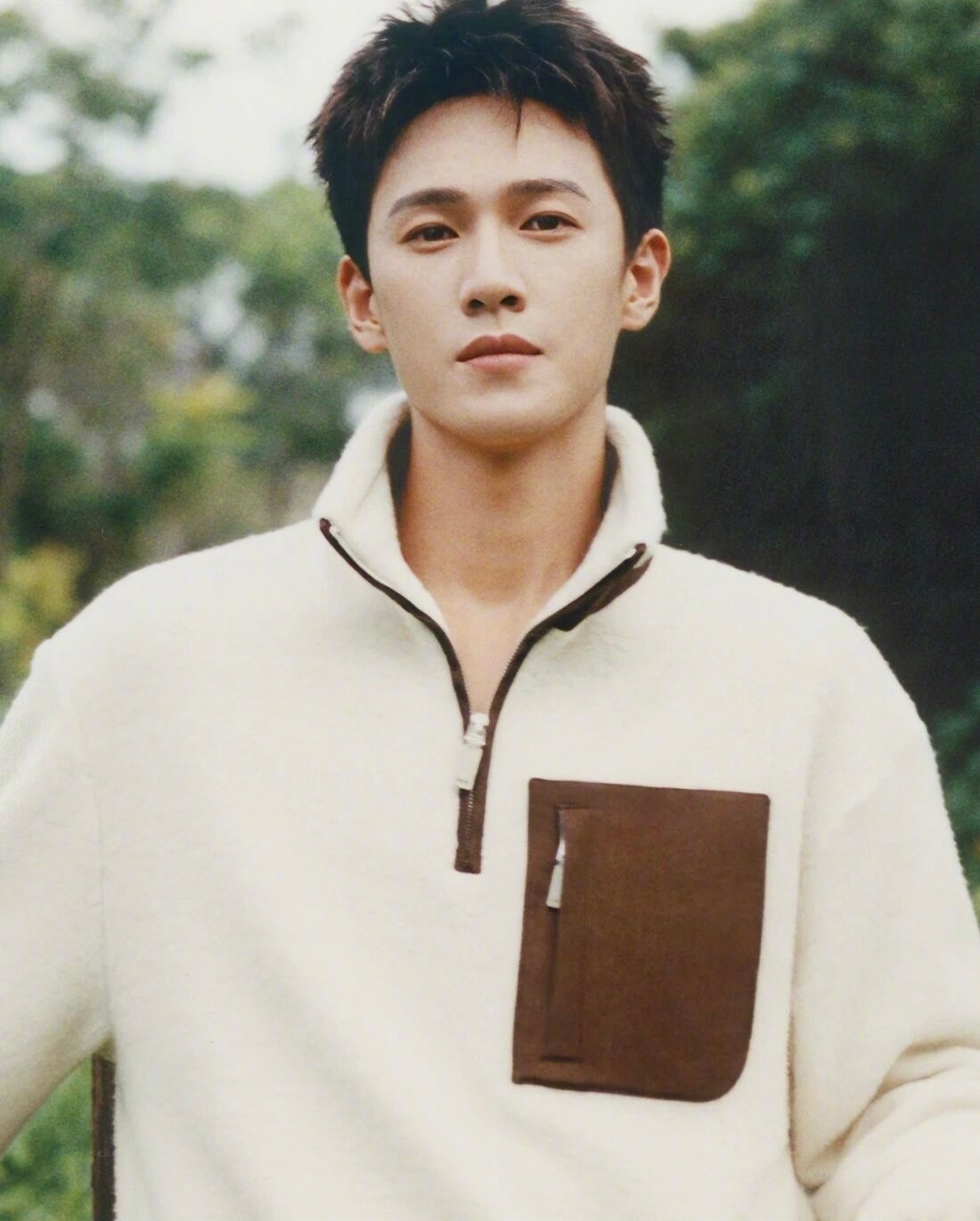 李昀锐 × Dior品牌大使演绎全新DIOR ICONS限定系列，清新优雅，谱写