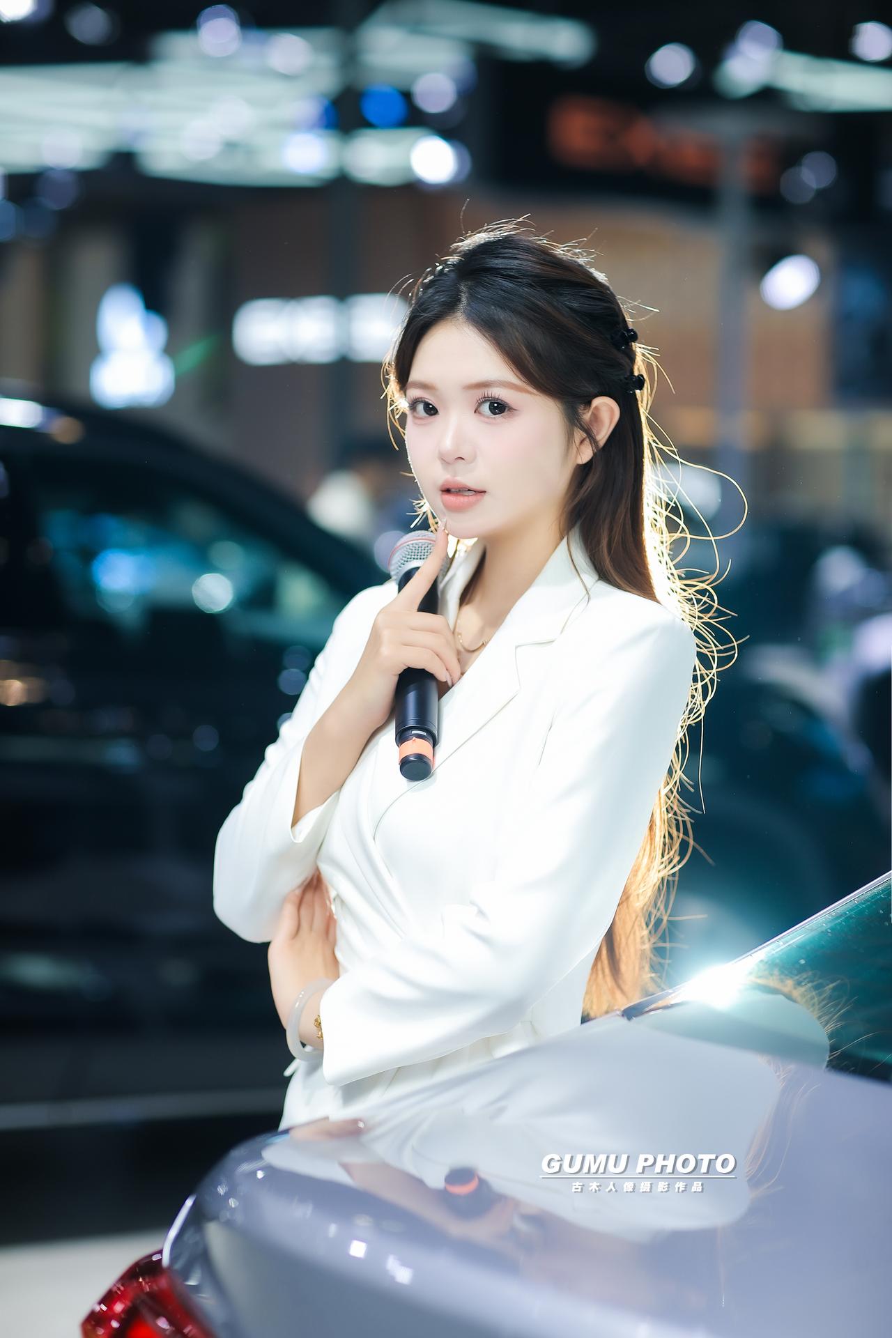 2025重庆汽车消费节一汽丰田展台主持小姐姐