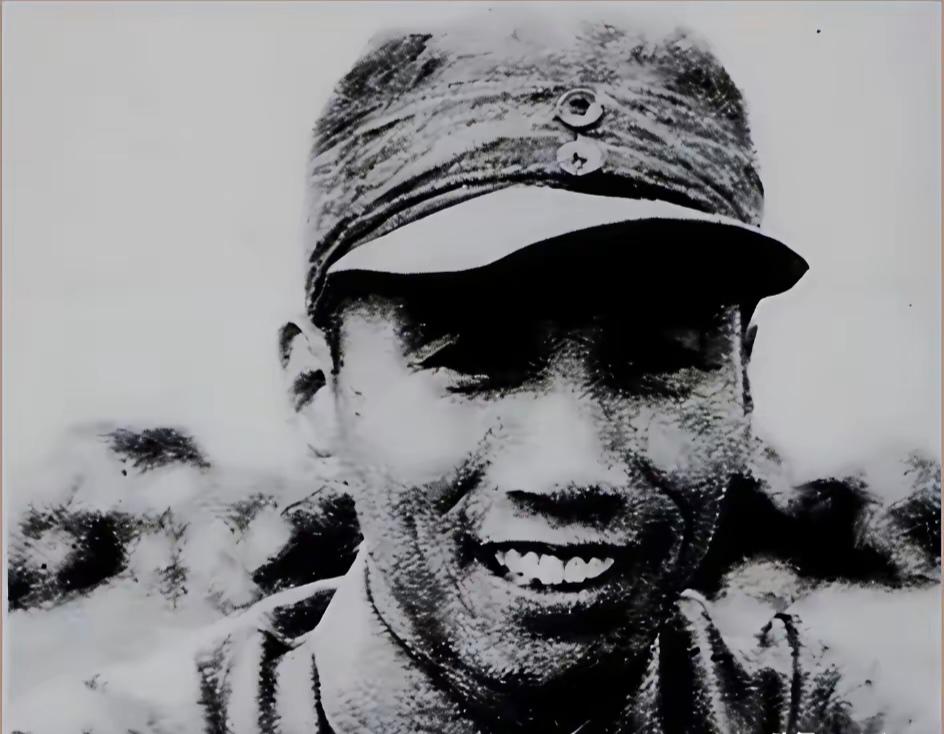 1941年，陈锐霆带兵反水，结果被自己人从背后捅了三刀，胸口还补了一枪。

叛徒