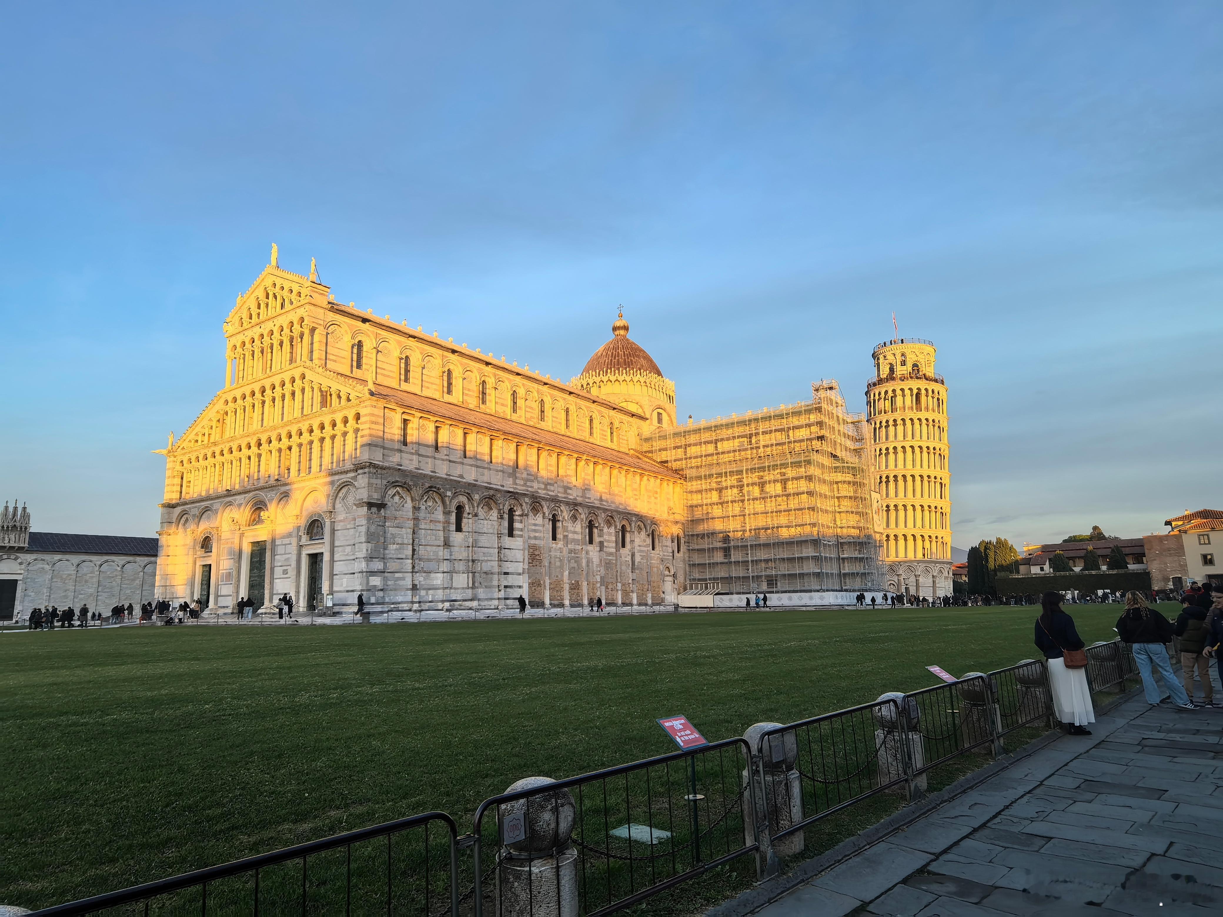 比萨斜塔斜的真好，据说这拯救了这一地区的经济。 