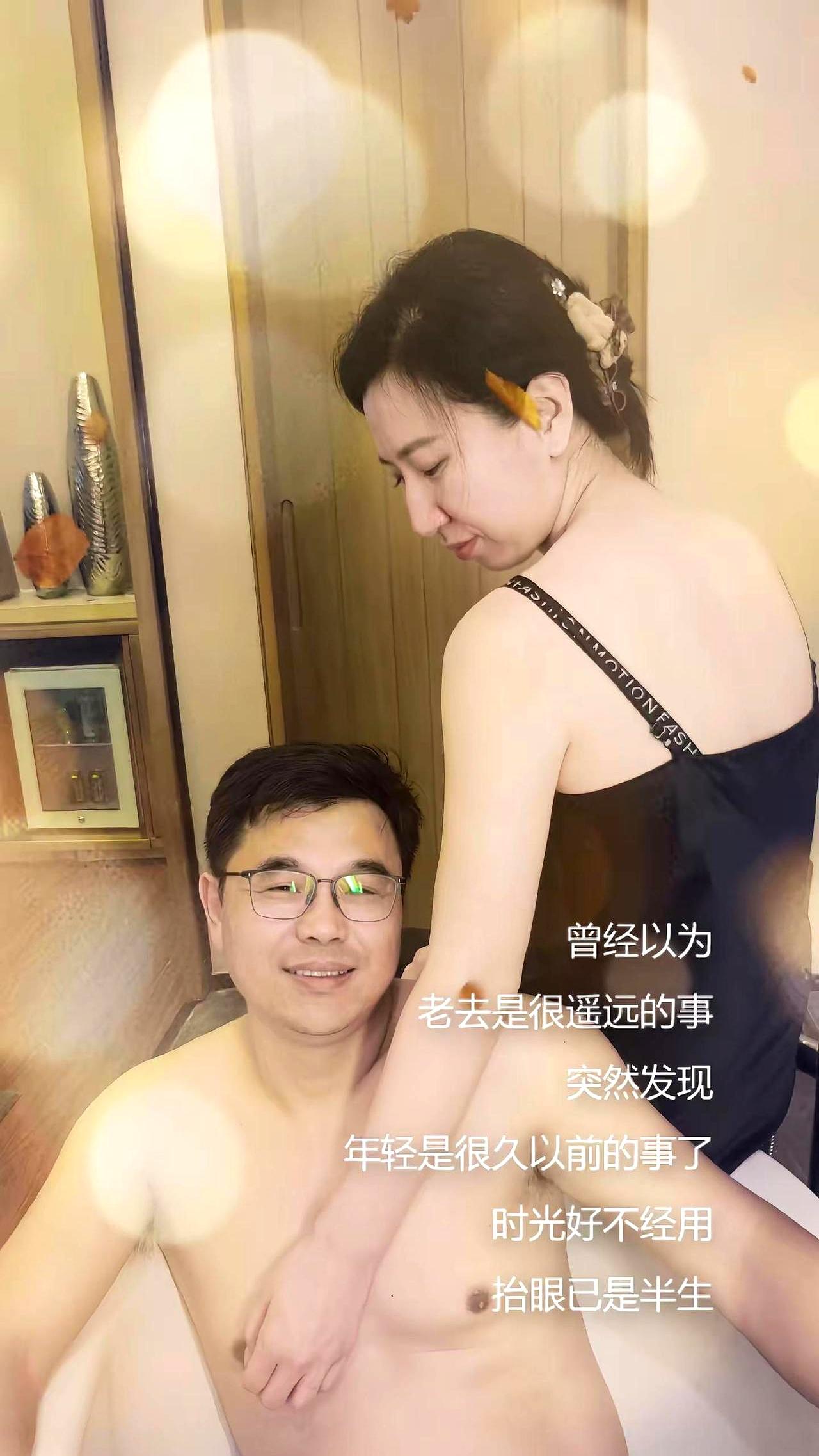 都说夫妻同心其利断金，可你瞅瞅我家这俩，同心协力干饭四百来斤！
说白了就是两口子