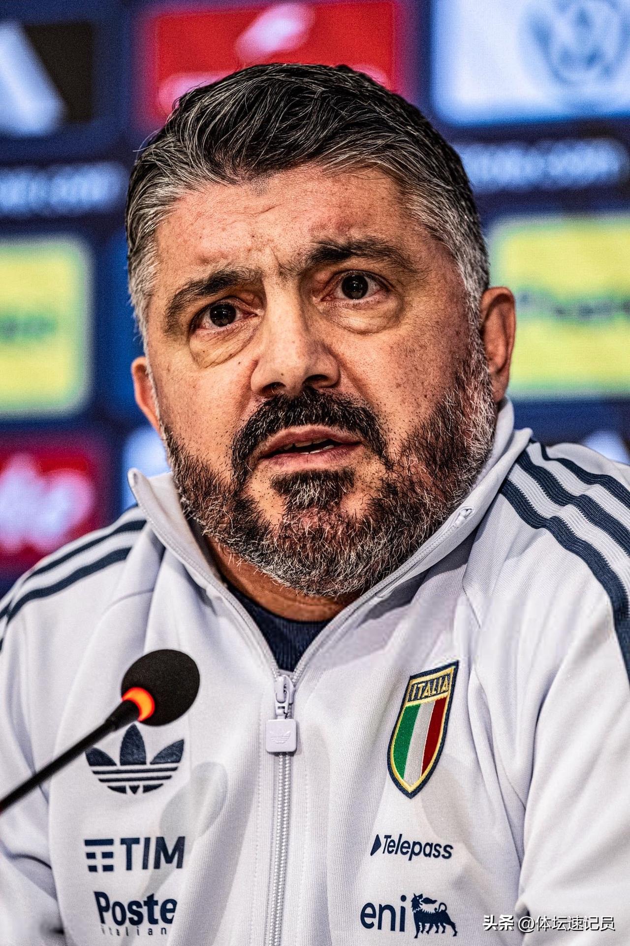 球迷：你都踢成这怂样了，你还好意思提要求？

即将参加世界杯附加赛的意大利队主教