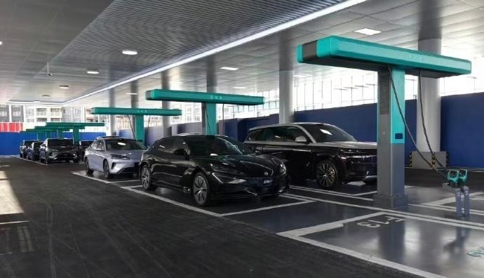 比亚迪最近这场闪充发布会真的很有料，硬核闪充技术树立行业新标杆，直接把新能源补能