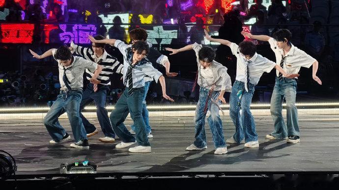 时代少年团就这个男团味爽《刺》舞台尽显少年团本色，全员精气神拉满，舞蹈干脆利落、