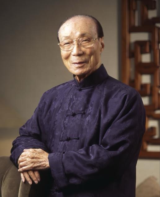 工作到103岁才退休的邵逸夫，活到了107岁才安然辞世，死前，他竟还耳聪目明。显