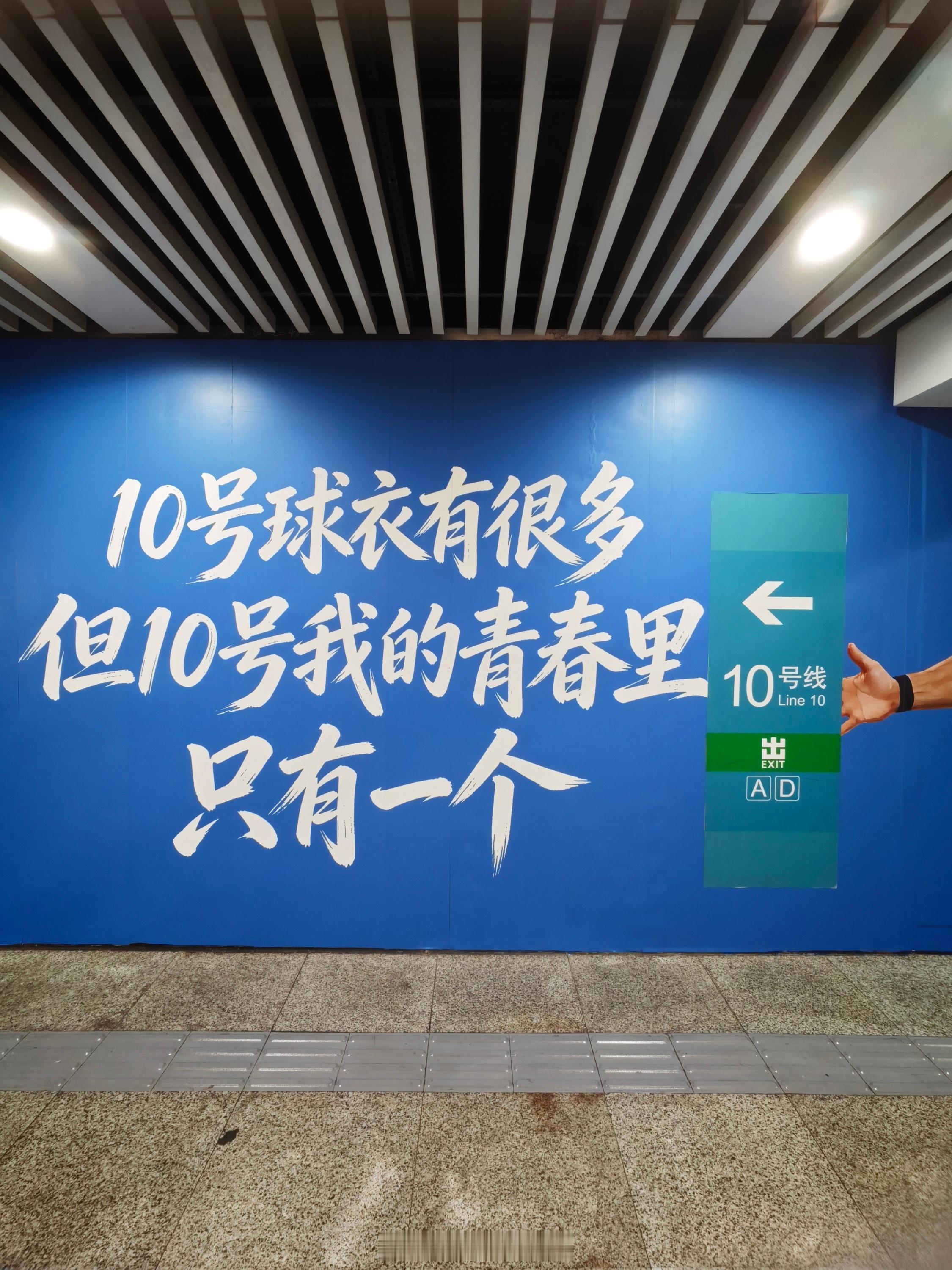 北京双井好有梅罗宿命感 梅西与C罗，如同一本传奇书的两个章节，各自灿烂，又共同写
