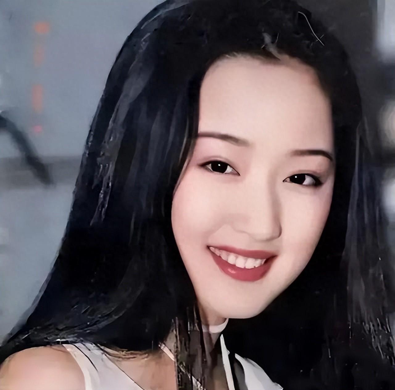 她是曾经风靡一时的歌手，心底隐藏了一个长达28年的秘密，隐瞒了28年后，杨钰莹终