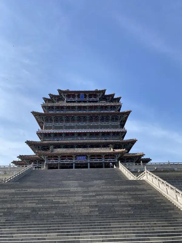 “白日依山尽”，下句是“黄河入海流”，这句诗出自王之涣的《登鹳雀楼》。这两句诗描