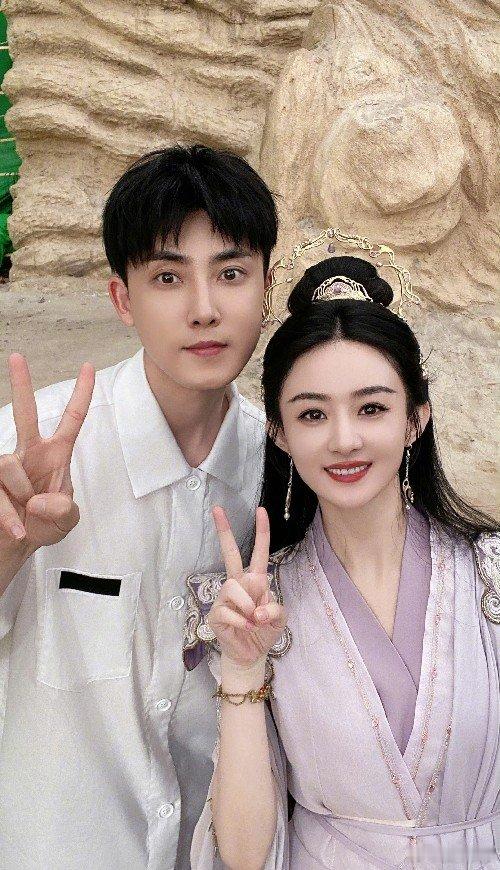 #赵丽颖回复张睿# 《与凤行》张睿赵丽颖合照！梦回晴儿五阿哥，#赵丽颖张睿合照梦