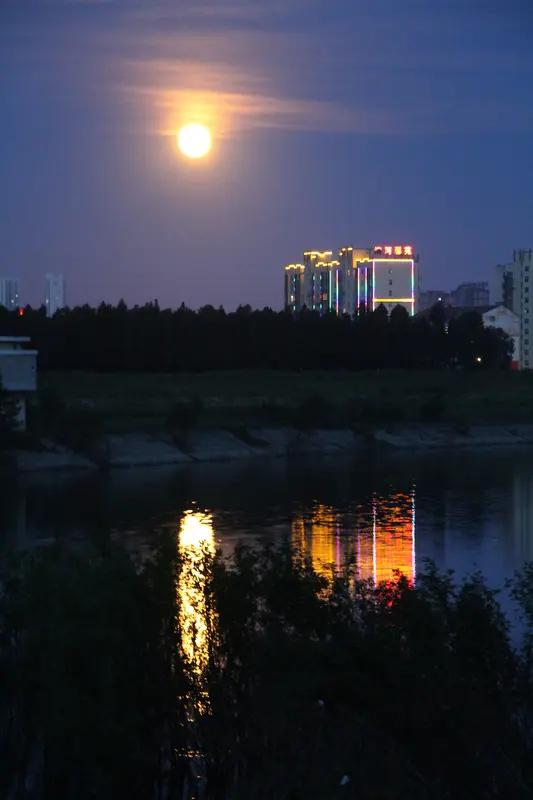 头条上好多人都在热对“月落一江水”的下联，这上联出自唐高适的诗，确实意境十足。我