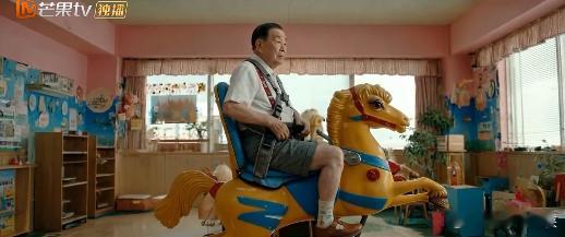 AI短片百岁幼儿园脑洞AI青春星火之夜 这部短片真的后劲很大，当岁月遇上高科技，