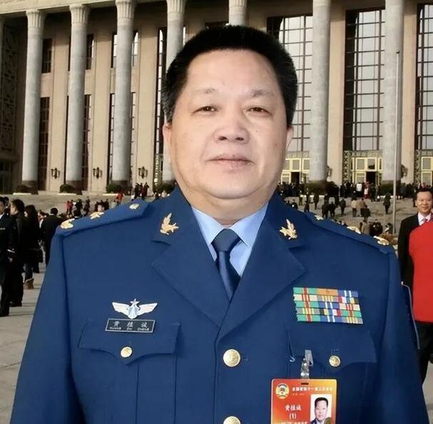 1981年，台湾飞行员黄植诚，驾驶最先进的飞机向大陆投诚，却被后座飞行员察觉，黄